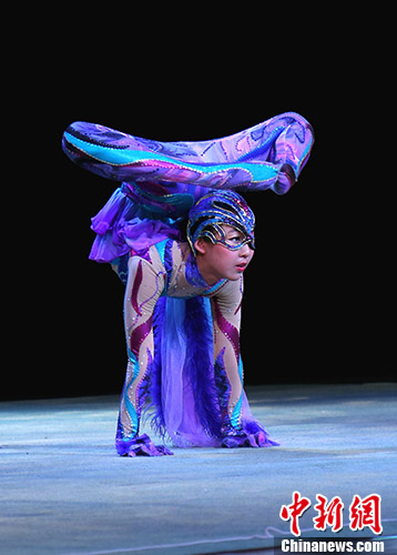 图为小演员表演柔术《青狸》。 <a target='_blank' href='http://www.chinanews.com/'>中新社</a>记者 吕少威 摄 图为小演员表演柔术《青狸》。 <a target='_blank' href='http://www.chinanews.com/'>中新社</a>记者 吕少威 摄
