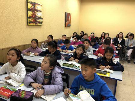 孩子们认真听示范课。 孩子们认真听示范课。