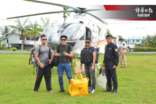当局人员乘坐直升机，准备进入偏远内陆的投票中心执行任务。（图片来源：马来西亚《诗华日报》）