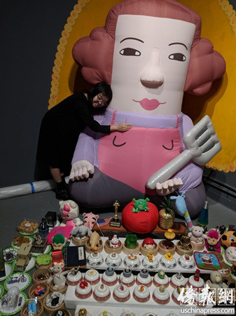梁璧君投入到自己的作品《小人物》中。(美国《侨报》/陈勇青 摄) 梁璧君投入到自己的作品《小人物》中。(美国《侨报》/陈勇青 摄)