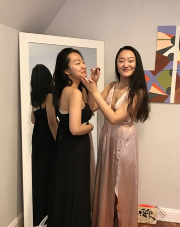 李文雯(右)和朋友提前几个月就开始为毕业舞会做准备。（美国《世界日报》/李文雯提供）
