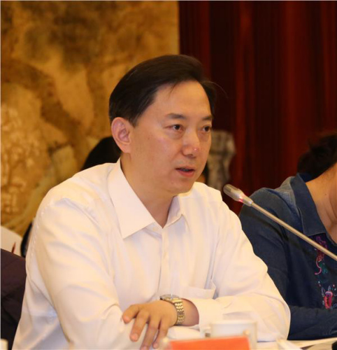 中国侨商投资企业协会秘书长吴刚讲话(图片来源：江苏省侨办网站)