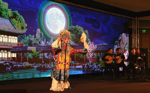京剧表演艺术家史依弘在开幕式上表演。(图/欧洲时报记者周修怡)