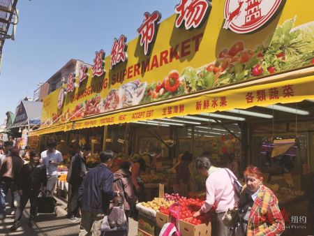 布碌仑宾臣墟区86街近22大道的瓯江超市前发生一起拐带华童未遂案。(美国侨报记者 崔国萁摄) 布碌仑宾臣墟区86街近22大道的瓯江超市前发生一起拐带华童未遂案。(美国侨报记者 崔国萁摄)