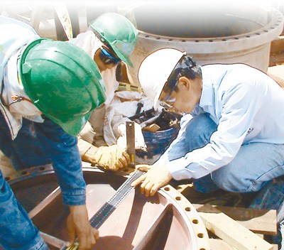 科瑞工程师在为客户更换热交换器配件。 本报记者 王骁波摄 科瑞工程师在为客户更换热交换器配件。 本报记者 王骁波摄