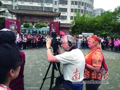 《走进佛山,了解中国》纪录片制作团队来到南风古灶,拍摄民俗文化活动。李晓莉 摄 《走进佛山,了解中国》纪录片制作团队来到南风古灶,拍摄民俗文化活动。李晓莉 摄