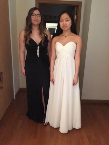 《金融时报》资深记者与专栏作家华德梅尔的两个女儿杨树敏(左)、付辛科(右)，现在分别为18岁和17岁。(美国《世界日报》/华德梅尔供图)