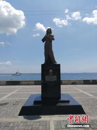 资料图：位于菲律宾首都马尼拉市罗哈斯大道的“慰安妇”雕像4月27日深夜遭不明人士强行拆除。图为4月27日拍摄的未拆除前的“慰安妇”雕像。<a target='_blank' href='http://www.chinanews.com/'>中新社</a>记者 关向东 摄