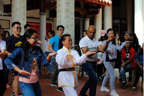 学员们跟着拳师学习永春白鹤拳的基础拳法