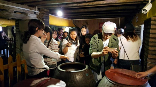 学员们在永春老醋工厂参观制醋的传统工艺