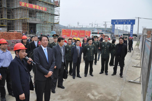 2010年3月17日，怡海集团派驻北川中学指挥部副指挥长罗显礼向时任新加坡副总理张志贤一行讲解新北川中学建设进展情况。