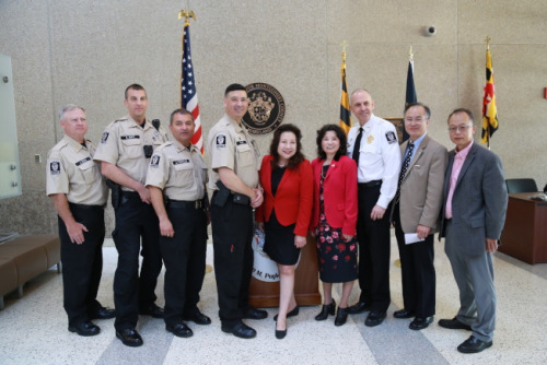 蒙郡警长Darren Popkin(右三)在马州蒙郡巡回法庭任命华裔Maxwell Uy(左四)出任蒙郡警长办公室副长官,马州参议员李凤迁(中)、华裔小区代表张丽清(右四)、蔡德梁(右二)出席见证。(美国《世界日报》/罗晓媛摄影) 蒙郡警长Darren Popkin(右三)在马州蒙郡巡回法庭任命华裔Maxwell Uy(左四)出任蒙郡警长办公室副长官,马州参议员李凤迁(中)、华裔小区代表张丽清(右四)、蔡德梁(右二)出席见证。(美国《世界日报》/罗晓媛摄影)
