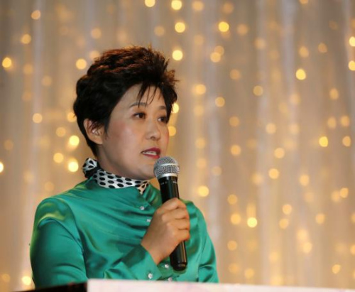 新西兰华人妇女联合会车卫星会长代表主办方致辞。 新西兰华人妇女联合会车卫星会长代表主办方致辞。