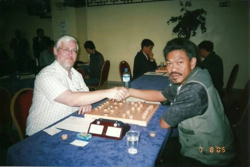 安华(右)多年以来到过多国征战,并且认识许多外国棋手,每一场比赛都令他留下难忘印象。(马来西亚《星洲日报》)0 安华(右)多年以来到过多国征战,并且认识许多外国棋手,每一场比赛都令他留下难忘印象。(马来西亚《星洲日报》)0
