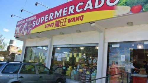 　遍布阿根廷全国的华人超市经过阿根廷多次经济动荡，但发展势头不减。(图片均来自阿根廷华人在线)