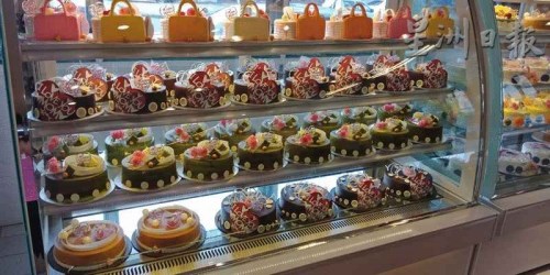 为迎接母亲节，蛋糕店橱柜摆满母亲节蛋糕。（马来西亚《星洲日报》）
