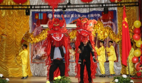 文艺表演。 文艺表演。