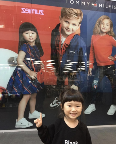 李凯娜常在各大品牌店看到自己的照片。(美国《世界日报》取自Instagram)