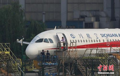 5月14日17时，成都机务人员正在对注册号为B-6419的空客A319客机进行检查，破损的右侧风挡玻璃处已经被临时遮挡。<a target='_blank' href='http://www.chinanews.com/'>中新社</a>发 汪龙华 摄