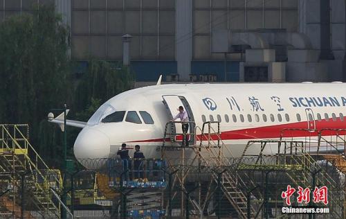 5月14日17时,成都机务人员正在对注册号为B-6419的空客A319客机进行检查,破损的右侧风挡玻璃处已经被临时遮挡。<a target='_blank' href='http://www.chinanews.com/'>中新社</a>发 汪龙华 摄 5月14日17时,成都机务人员正在对注册号为B-6419的空客A319客机进行检查,破损的右侧风挡玻璃处已经被临时遮挡。<a target='_blank' href='http://www.chinanews.com/'>中新社</a>发 汪龙华 摄