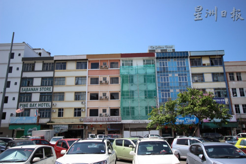 曾经是水屋区的甘榜亚逸,近年来已转型成酒店区,当地有不少酒店。(马来西亚《星洲日报》) 曾经是水屋区的甘榜亚逸,近年来已转型成酒店区,当地有不少酒店。(马来西亚《星洲日报》)