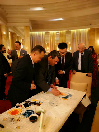 君寿指导世界拳击理事会(WBC)总裁摩利士奥·苏莱曼(前排右一)画中国画。(图片来源:受访者供图) 君寿指导世界拳击理事会(WBC)总裁摩利士奥·苏莱曼(前排右一)画中国画。(图片来源:受访者供图)