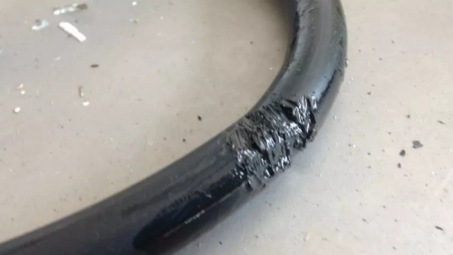 消防鉴证科检查煤气桶输送管，发现有被老鼠撕咬的痕迹。（马来西亚《星洲日报》）
