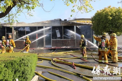 据目击者称,大火先从“永和豆浆”烧起。(美国《侨报》/高睿摄) 据目击者称,大火先从“永和豆浆”烧起。(美国《侨报》/高睿摄)