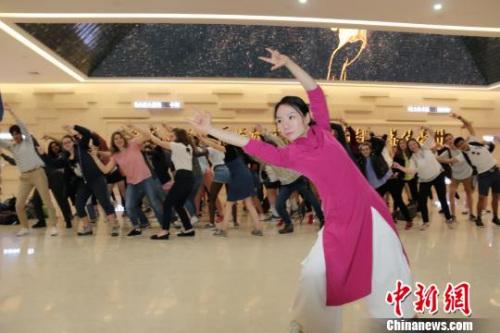 华一现场教法国友人学习五禽戏。 张俊 摄 华一现场教法国友人学习五禽戏。 张俊 摄
