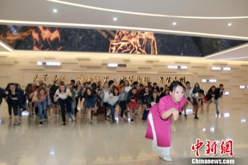 华佗五禽戏59代传承人华一现场教法国友人学习五禽戏。 张俊 摄 华佗五禽戏59代传承人华一现场教法国友人学习五禽戏。 张俊 摄