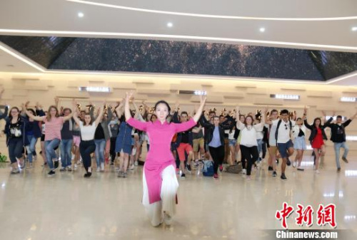 华一现场教法国友人学习五禽戏。 张俊 摄 华一现场教法国友人学习五禽戏。 张俊 摄