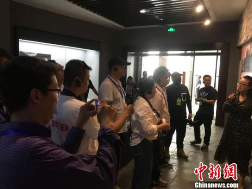 图为海外华文媒体代表参观红军飞夺泸定桥纪念馆。 岳依桐 摄 图为海外华文媒体代表参观红军飞夺泸定桥纪念馆。 岳依桐 摄