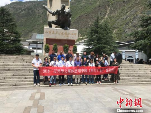 图为海外华文媒体代表参观红军飞夺泸定桥纪念馆。 岳依桐 摄 图为海外华文媒体代表参观红军飞夺泸定桥纪念馆。 岳依桐 摄