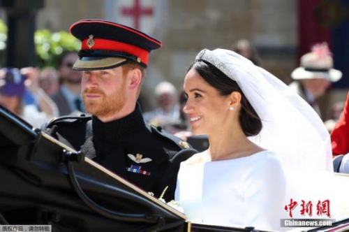  当地时间5月19日，英国哈里王子与美国女星梅根·马克尔在英国温莎城堡举办婚礼。新人乘坐马车亮相。 