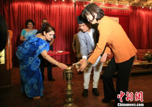 尼泊尔文化、旅游与民航部部长阿迪卡里,中国驻尼泊尔大使于红为启动仪式点灯。 张晨翼 摄 尼泊尔文化、旅游与民航部部长阿迪卡里,中国驻尼泊尔大使于红为启动仪式点灯。 张晨翼 摄