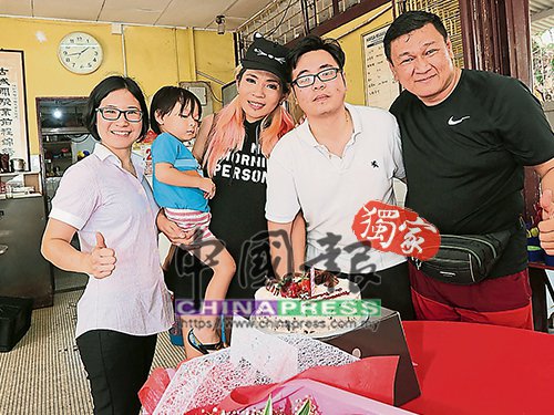 郑冰龙(右起)准备蛋糕及花束，为汤美凤夫妇庆祝结婚周年纪念日。(图片来源：马来西亚《中国报》)