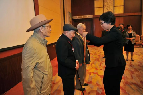 图为2015年9月8日,在中国抗日战争胜利70周年之际,中国国务院侨务办公室国内司司长王萍为关萍、翁家贵、罗开瑚三位南侨机工颁发纪念章。(图片来自<a target='_blank' href='http://www.chinanews.com/'>中新社</a> 任东/摄) 图为2015年9月8日,在中国抗日战争胜利70周年之际,中国国务院侨务办公室国内司司长王萍为关萍、翁家贵、罗开瑚三位南侨机工颁发纪念章。(图片来自<a target='_blank' href='http://www.chinanews.com/'>中新社</a> 任东/摄)