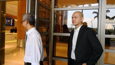 潘俭伟(左)及王建民也出现财政部大厦，笑称是林冠英的助理。(图片来源：马来西亚光华网)