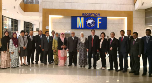 林冠英夫妇与所有财政部高级官员合照。(图片来源：马来西亚光华网)