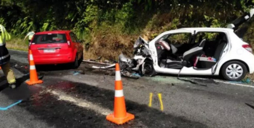 事故现场：红色福特轿车为逆向肇事车辆，小Q所乘的为右侧白色丰田轿车。(来源：新西兰天维网)