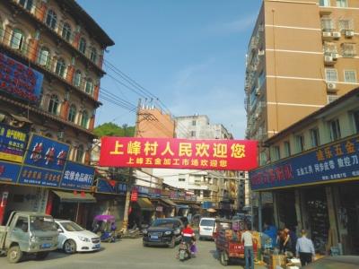 温州乐清市柳市镇,街上四处是电器、五金店。 温州乐清市柳市镇,街上四处是电器、五金店。