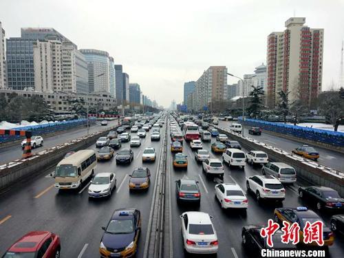 图为北京街头的车辆。<a target='_blank' href='http://www.chinanews.com/' >中新网</a>记者 李金磊 摄