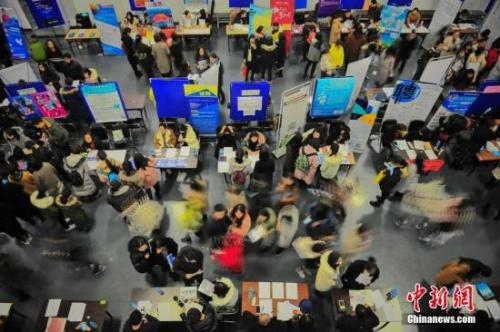资料图:天津举行的一场招聘会 。 <a target='_blank' href='http://www.chinanews.com/'>中新社</a>记者 佟郁 摄 资料图:天津举行的一场招聘会 。 <a target='_blank' href='http://www.chinanews.com/'>中新社</a>记者 佟郁 摄