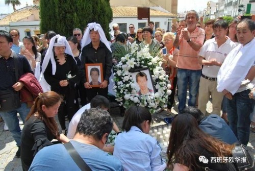 旅西侨民和当地民众为逝者点蜡烛，献花。(图片来源：西班牙《欧华报》微信公众号)