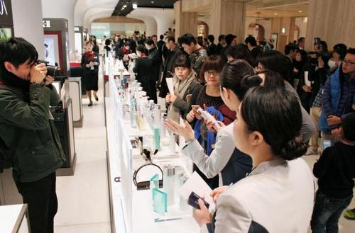 资料图:中国游客在日本购买化妆品(《日本新华侨报》) 资料图:中国游客在日本购买化妆品(《日本新华侨报》)