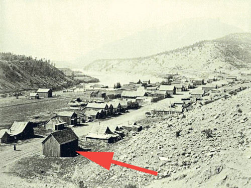 拍摄于1883的利顿照片，图左下角深色建筑(箭嘴示)就是当年华人香火堂，即目前华人历史博物馆所在位置。(加拿大《星岛日报》/受访者供图)