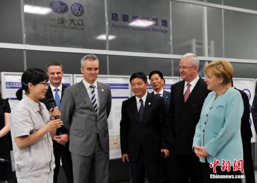 资料图：2014年7月6日，应中国国务院总理李克强邀请，德国总理默克尔开始访问中国，成都是其访华的第一站。图为默克尔在一汽-大众成都分公司考察。<a target='_blank' href='http://www.chinanews.com/'>中新社</a>发 安源 摄