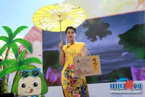 模特“粽子宝贝”们向市民游客展示海南特色粽子品牌。　张茜翼 摄