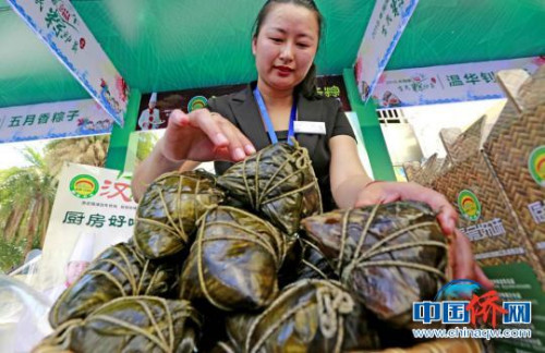 现场展示的海南粽子。 张茜翼 摄 现场展示的海南粽子。 张茜翼 摄
