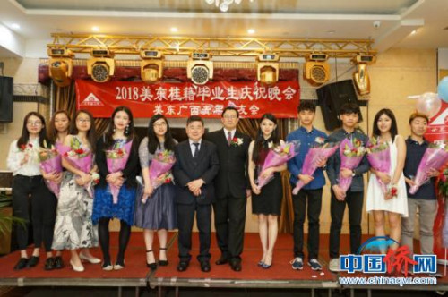图为毕业生们集体合影 钟欣 摄 图为毕业生们集体合影 钟欣 摄